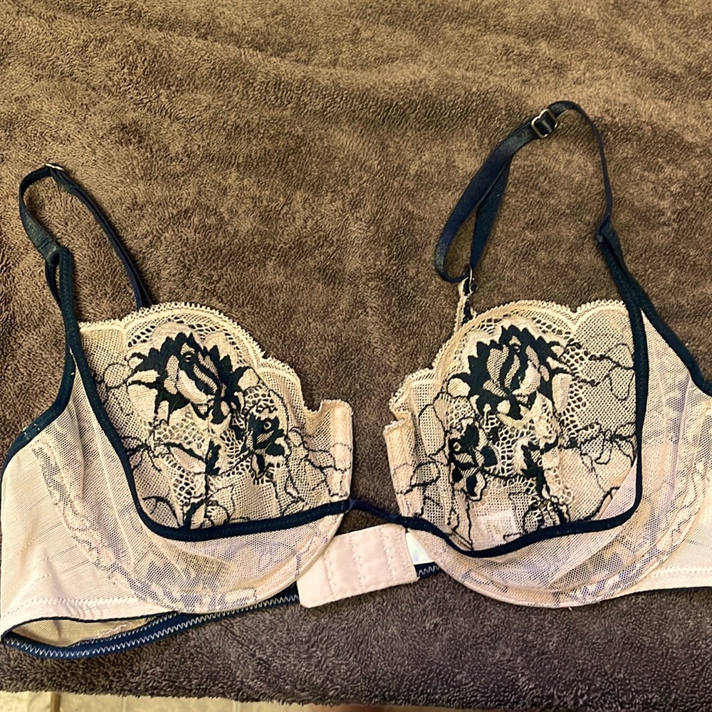Very sexy 36c Victoria’s Secret bra.